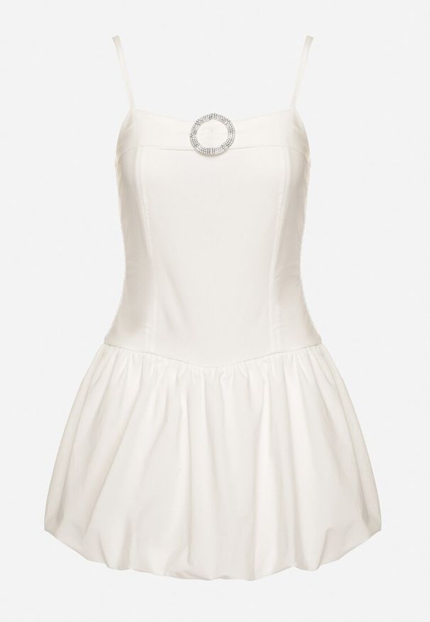 Born2be - Biała Sukienka Typu Bombka z Cyrkoniową Klamrą z Podszewką Typu Szorty Nessim. Okazja: na imprezę. Kolor: biały. Długość rękawa: na ramiączkach. Sezon: lato. Typ sukienki: bombki. Styl: elegancki