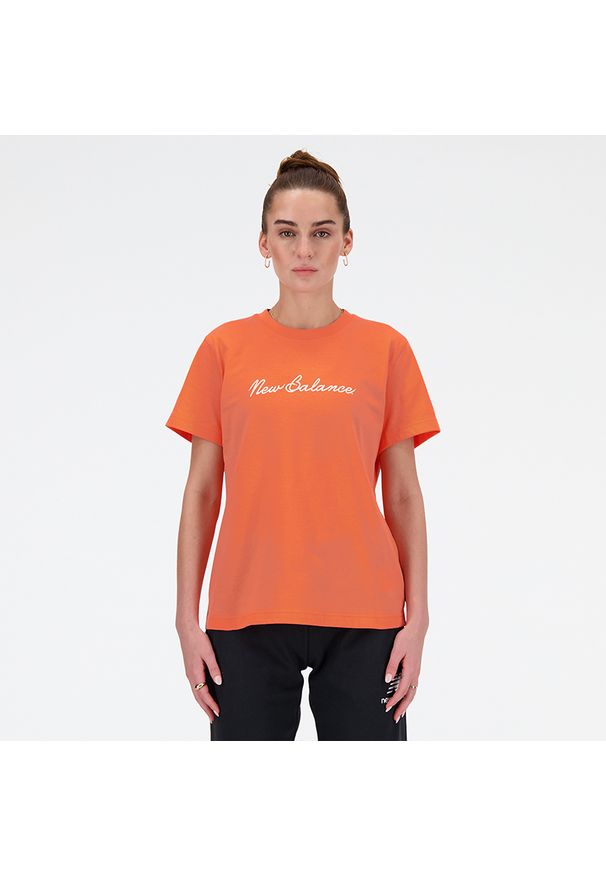 Koszulka damska New Balance WT41909GFR – pomarańczowa. Kolor: pomarańczowy. Materiał: bawełna. Długość rękawa: krótki rękaw. Długość: krótkie. Wzór: napisy