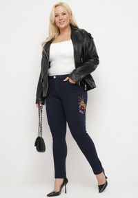 Born2be - Granatowe Spodnie z Dopasowanymi Nogawkami Ozdobionymi Haftem Ariava. Kolekcja: plus size. Kolor: niebieski. Wzór: aplikacja, haft