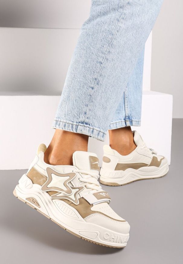 Born2be - Ciemnobeżowe Sneakersy na Grubej podeszwie z Zapięciem na Rzep i Aplikacją na Boku Arforina. Nosek buta: okrągły. Zapięcie: rzepy. Kolor: beżowy. Materiał: materiał. Wzór: aplikacja. Obcas: na obcasie. Wysokość obcasa: niski