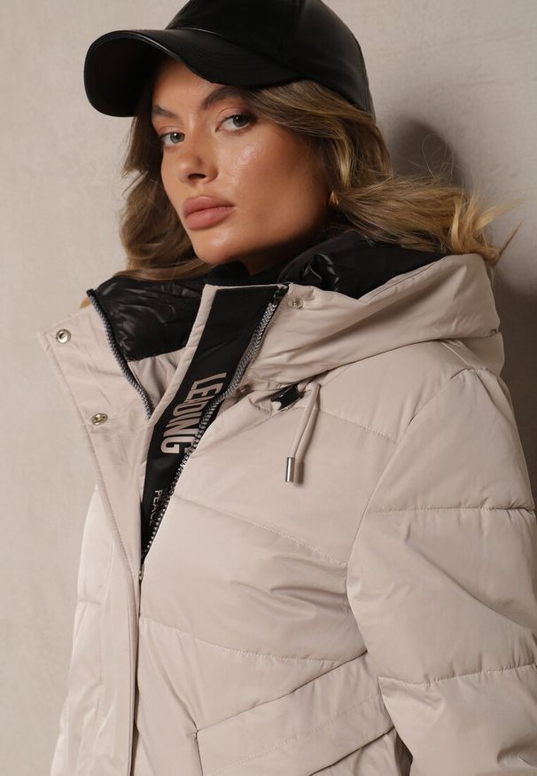 Renee - Beżowa Kurtka o Pikowanym Dłuższym Fasonie z Nieodpinanym Kapturem Luciandra. Okazja: na co dzień. Kolor: beżowy. Materiał: jeans, dzianina. Długość: długie. Sezon: zima. Styl: casual