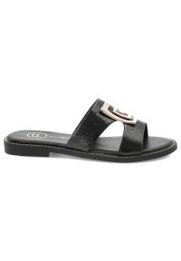 Czarne Klapki Filippo Modne Obuwie Damskie. Okazja: na spacer, na co dzień. Kolor: czarny. Wzór: aplikacja, geometria. Sezon: lato. Styl: wizytowy, street, klasyczny, elegancki, casual #5