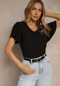 Renee - Czarna Bluzka Ozdobiona Rozkloszowanymi Rękawami Sunetha. Okazja: na co dzień. Typ kołnierza: dekolt w kształcie V. Kolor: czarny. Materiał: jeans. Wzór: aplikacja. Styl: elegancki, casual #1