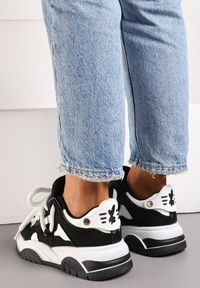 Renee - Czarne Sneakersy na Niskiej Platformie z Grubymi Sznurówkami Nerisses. Kolor: czarny. Obcas: na platformie #4