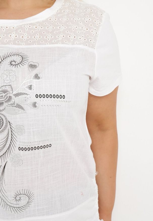 Born2be - Biały T-shirt z Bawełny Ozdobiony Cyrkoniami i Ściągaczami po Bokach Forena. Okazja: na co dzień. Kolor: biały. Materiał: bawełna. Wzór: aplikacja. Styl: casual
