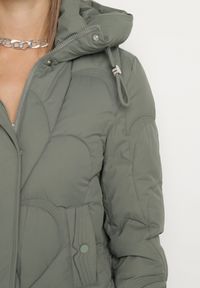 Born2be - Ciemnozielona Pikowana Kurtka o Pudełkowym Kroju z Kapturem i Ściągaczami Selizola. Okazja: na spacer. Typ kołnierza: kaptur. Kolor: zielony. Materiał: jeans, skóra. Styl: sportowy #2