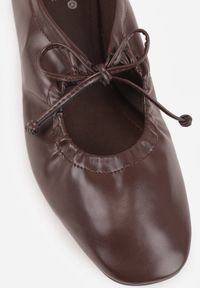 Born2be - Brązowe Balerinki z Wiązanymi Rzemykami Julimaria. Okazja: na co dzień. Kolor: brązowy. Wzór: kwiaty. Styl: casual, retro, elegancki #4