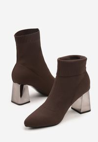 Born2be - Brązowe Botki Vices ze Skarpetkową Cholewką na Metalicznym Słupku Wadvira. Okazja: na co dzień. Zapięcie: bez zapięcia. Kolor: brązowy. Materiał: jeans. Szerokość cholewki: normalna. Obcas: na słupku. Styl: casual, elegancki #3