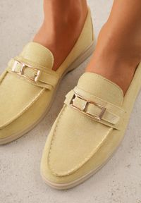 Renee - Żółte Mokasyny Ozdobione Metaliczną Klamrą Murielori. Nosek buta: okrągły. Zapięcie: klamry. Kolor: żółty. Materiał: skóra, zamsz. Wzór: aplikacja. Obcas: na obcasie. Wysokość obcasa: niski #4