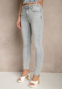 Renee - Jasnoniebieskie Casualowe Jeansy Slim Regular Nairionis. Okazja: na co dzień. Kolor: niebieski. Wzór: aplikacja. Styl: casual #3