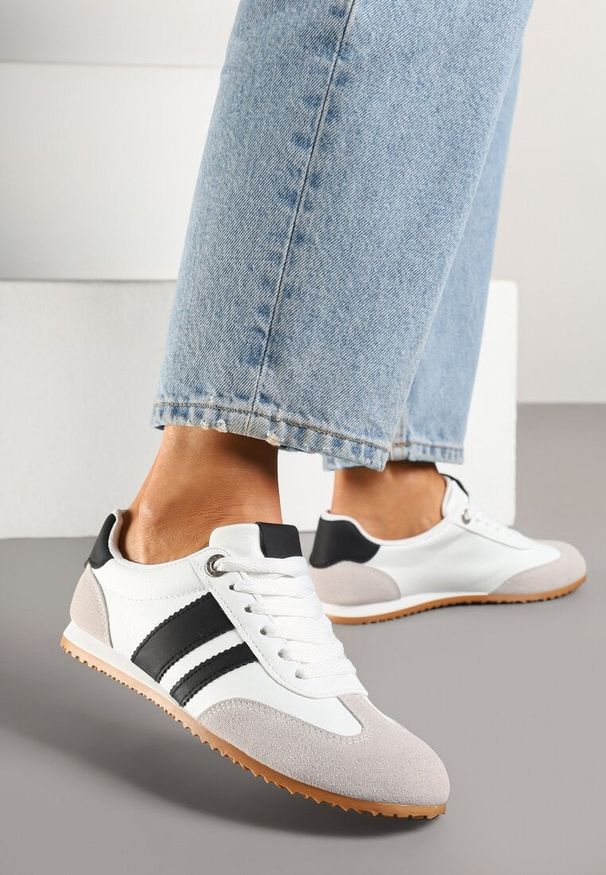 Renee - Białe Sneakersy z Geometrycznymi Paskami Desmira. Okazja: na co dzień. Zapięcie: pasek. Kolor: biały. Materiał: jeans. Wzór: geometria. Obcas: na płaskiej podeszwie