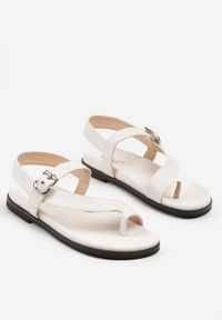 Renee - Białe Sandały Japonki z Paskiem z Klamerką Reavessa. Zapięcie: pasek. Kolor: biały. Materiał: jeans. Sezon: lato. Obcas: na obcasie. Styl: elegancki. Wysokość obcasa: niski