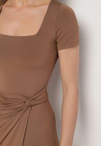Born2be - Brązowa Taliowana Sukienka z Wiskozą z Marszczeniem Milasela. Kolor: brązowy. Materiał: wiskoza. Styl: klasyczny, elegancki
