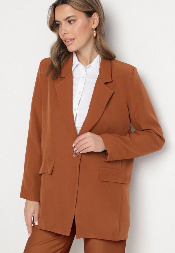 Born2be - Brązowa Jednorzędowa Marynarka o Pudełkowym Kroju Selluria. Okazja: na co dzień. Kolor: brązowy. Materiał: jeans. Sezon: wiosna, jesień. Styl: elegancki, casual