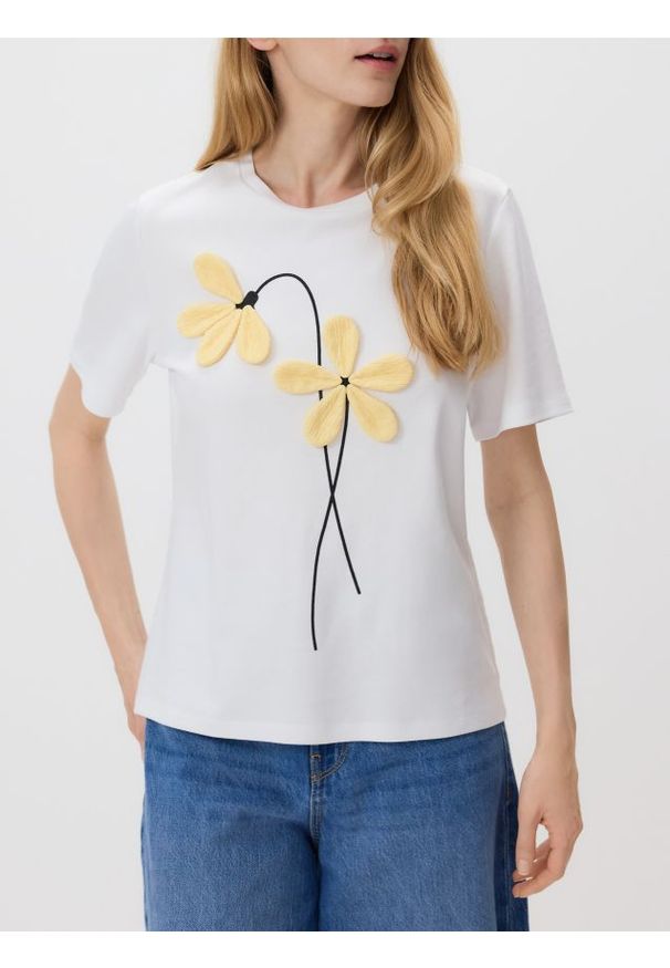 Reserved - T-shirt z kwiatową aplikacją - złamana biel. Materiał: bawełna. Wzór: aplikacja, kwiaty