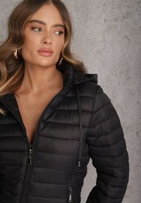 Renee - Czarna Pikowana Kurtka Przejściowa z Kapturem z Możliwością Odpięcia Feziel. Typ kołnierza: kaptur. Kolor: czarny. Materiał: jeans. Styl: elegancki #3
