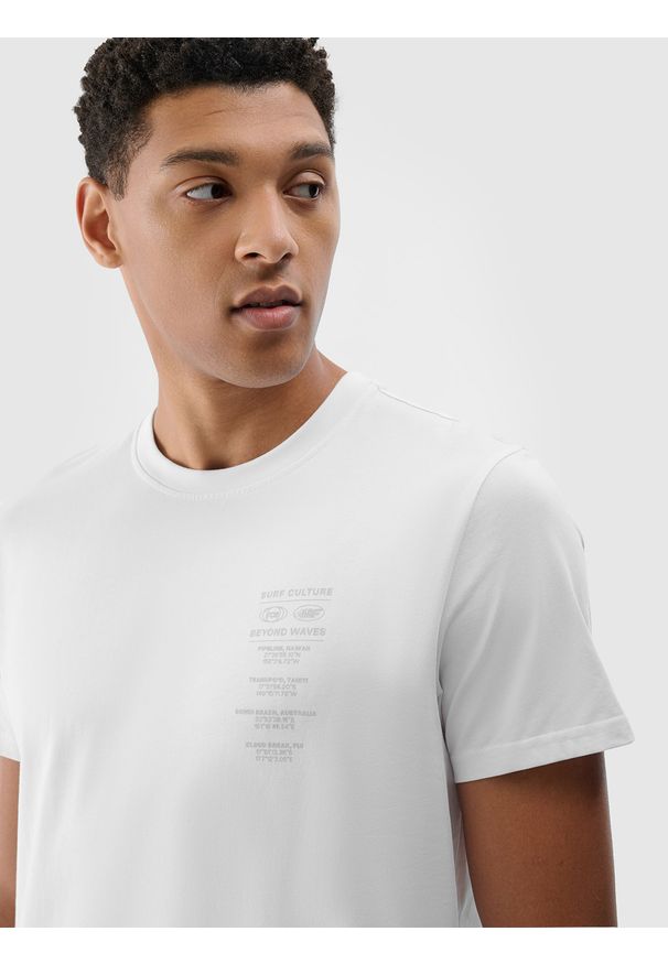4f - 4F T-shirt regular z nadrukiem męski - biały S. Okazja: na co dzień. Kolor: biały. Materiał: bawełna, jersey, dzianina. Wzór: nadruk. Styl: sportowy, klasyczny, casual