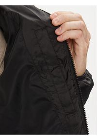 Calvin Klein Jeans Kurtka puchowa J30J324330 Czarny Regular Fit. Kolor: czarny. Materiał: syntetyk