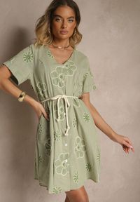Renee - Jasnozielona Sukienka Boho Ozdobiona Sznurkiem i Haftami Evinelle. Okazja: na co dzień, na imprezę, na spacer. Typ kołnierza: dekolt w kształcie V. Kolor: zielony. Wzór: aplikacja, haft. Sezon: lato, wiosna. Typ sukienki: proste. Styl: boho