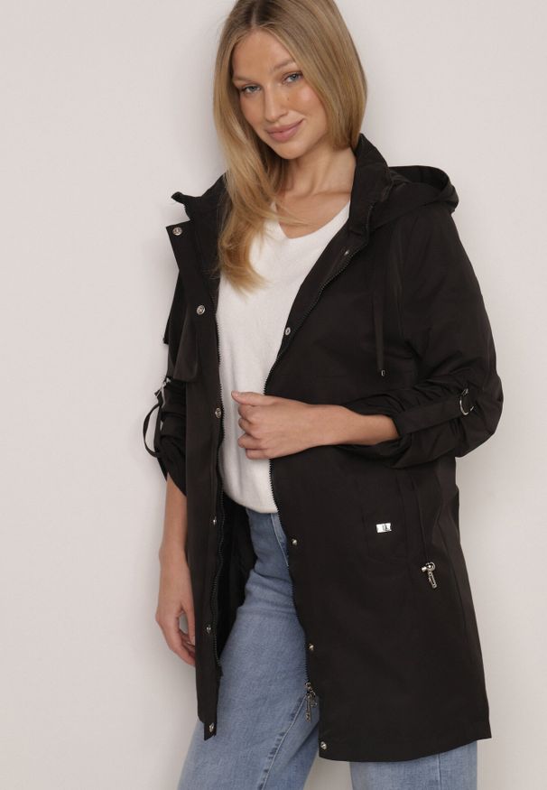 Born2be - Czarna Kurtka w Stylu Parki z Odpinanym Kapturem i Sznurkami Enang. Okazja: na spacer. Kolor: czarny. Materiał: prążkowany, jeans