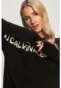 Calvin Klein Jeans - Sweter. Kolor: czarny. Materiał: wełna, akryl, dzianina, poliamid. Długość rękawa: długi rękaw. Długość: długie. Wzór: aplikacja #5