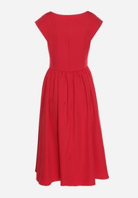 Born2be - Czerwona Rozkloszowana Sukienka Vices z Dekoltem Typu Łódka Milasena. Okazja: na co dzień. Kolor: czerwony. Materiał: jeans. Wzór: aplikacja. Typ sukienki: rozkloszowane. Styl: casual #4