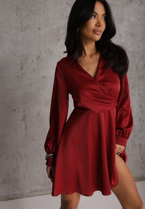 Renee - Czerwona Bawełniana Sukienka VICES z Satyny z Kopertowym Dekoltem Cunelia. Okazja: na co dzień. Typ kołnierza: dekolt kopertowy. Kolor: czerwony. Materiał: satyna, bawełna. Długość rękawa: długi rękaw. Typ sukienki: kopertowe. Styl: casual, elegancki