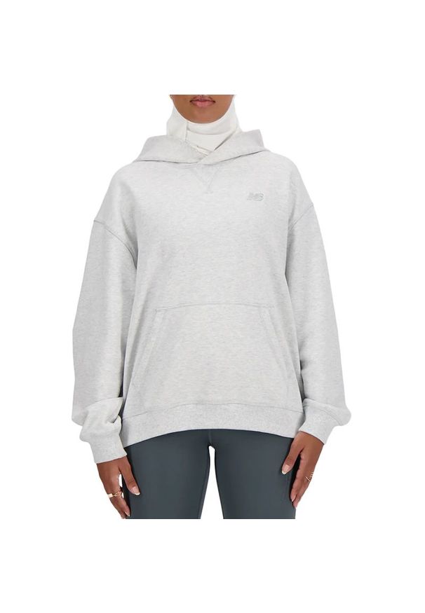 Bluza New Balance WT41537AHH - szara. Okazja: na co dzień. Kolor: szary. Materiał: prążkowany, bawełna, dresówka, materiał. Styl: klasyczny, casual