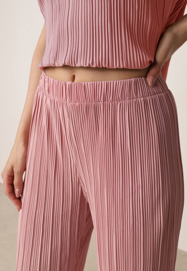 Born2be - Różowe Szerokie Spodnie z Wysokim Stanem ze Zwiewnej Tkaniny z Plisami Galiris. Okazja: do pracy, na co dzień, na spotkanie biznesowe. Stan: podwyższony. Kolor: różowy. Materiał: tkanina. Długość: długie. Styl: elegancki, biznesowy, casual