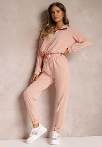 Renee - Różowy 2-częściowy Komplet Dresowy ze Spodniami i Bluzą Erassi. Kolor: różowy. Materiał: dresówka #4