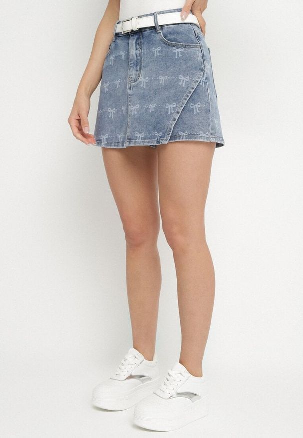 Born2be - Niebieskie Spódnico-Szorty Jeansowe we Wzór z Kokardkami Milereia. Okazja: na co dzień. Kolor: niebieski. Materiał: jeans. Wzór: ażurowy. Styl: klasyczny, elegancki, casual