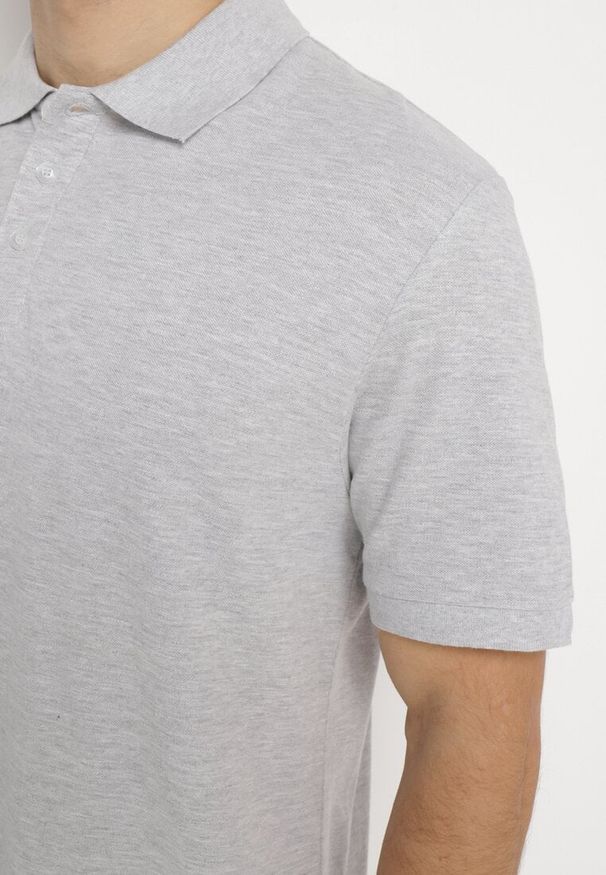 Born2be - Jasnoszara Koszulka Ashose. Typ kołnierza: polo. Kolor: szary. Materiał: dzianina. Długość rękawa: krótki rękaw. Długość: krótkie. Wzór: jednolity. Styl: sportowy