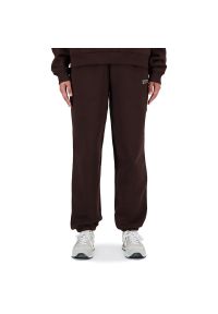 Spodnie New Balance WP33513KCF - brązowe. Kolor: brązowy. Materiał: poliester, prążkowany, bawełna, dresówka, materiał. Wzór: napisy #1