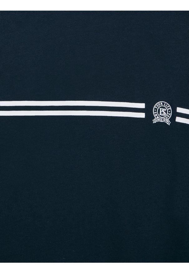 Big-Star - Koszulka męska z nadrukiem granatowa Misser 403. Okazja: na co dzień. Kolor: niebieski. Materiał: skóra, jeans, bawełna. Wzór: nadruk. Styl: casual