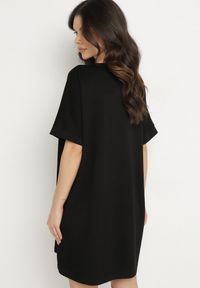 Born2be - Czarna Pudełkowa Sukienka z Wiskozą i Ozdobnym Nadrukiem Elaniriel. Okazja: na spacer, na co dzień. Kolor: czarny. Materiał: wiskoza. Długość rękawa: krótki rękaw. Wzór: nadruk. Sezon: wiosna. Styl: casual, klasyczny #6