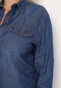 Born2be - Granatowa Bawełniana Koszula z Jeansu Zapinana na Guziki Barfianna. Kolor: niebieski. Materiał: bawełna, jeans. Długość rękawa: długi rękaw. Długość: długie