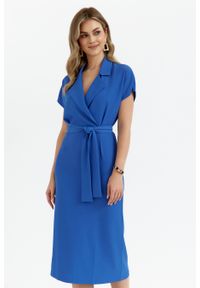 Sukienki.shop - Elegancka sukienka z kołnierzem niebieska. Okazja: na co dzień, na spotkanie biznesowe, na randkę. Kolor: niebieski. Materiał: guma, tkanina, elastan. Wzór: kolorowy. Typ sukienki: kopertowe, proste, dopasowane. Styl: elegancki. Długość: midi