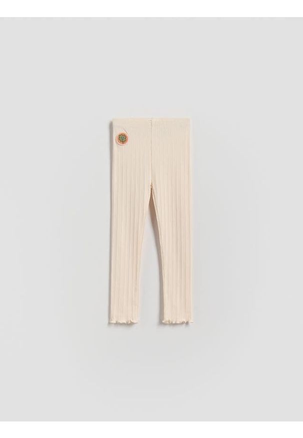 Reserved - Prążkowane legginsy - kremowy. Kolor: kremowy. Materiał: prążkowany