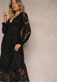 Renee - Czarna Rozkloszowana Sukienka Retro z Ażurowej Koronki Meliris. Okazja: na imprezę, na randkę. Typ kołnierza: dekolt w kształcie V. Kolor: czarny. Materiał: koronka. Wzór: ażurowy, koronka. Typ sukienki: rozkloszowane. Styl: retro #4