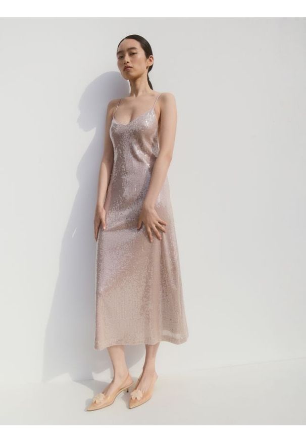 Reserved - Cekinowa sukienka midi - pastelowy róż. Kolor: różowy. Materiał: dzianina. Długość: midi