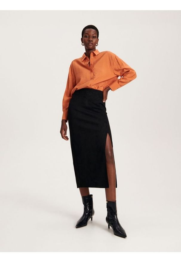 Reserved - Spódnica z imitacji zamszu - czarny. Kolor: czarny. Materiał: zamsz