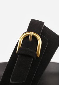 Born2be - Czarne Klapki z Dwoma Paskami i Klamrami Cevinra. Okazja: na co dzień. Kolor: czarny. Sezon: lato. Styl: casual, elegancki #6