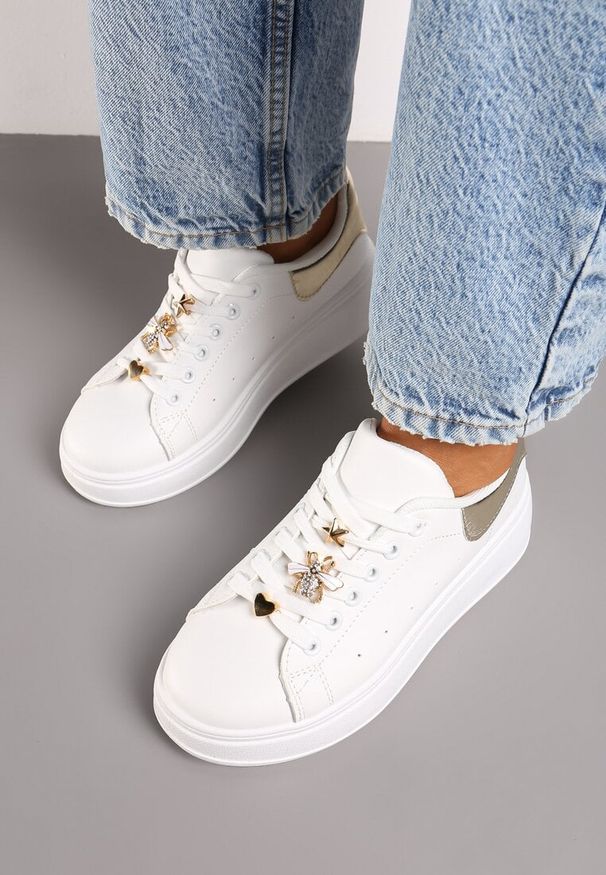 Born2be - Biało-Złote Sneakersy na Grubej Podeszwie z Metalicznymi Aplikacjami Vlianora. Nosek buta: okrągły. Zapięcie: sznurówki. Kolor: biały. Materiał: materiał. Wzór: aplikacja. Obcas: na obcasie. Wysokość obcasa: niski