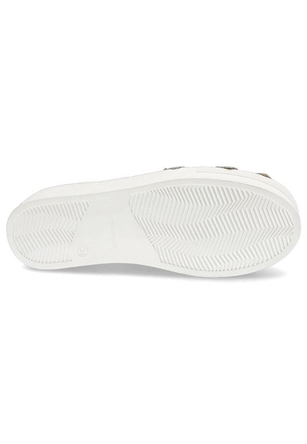 Białe Sneakersy Maciejka Modne Skórzane Buty Damskie. Zapięcie: bez zapięcia. Kolor: biały. Materiał: skóra. Szerokość cholewki: normalna. Wzór: aplikacja, kolorowy. Sezon: wiosna, lato