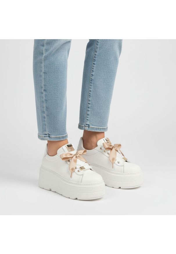 Sneakersy damskie Karino, cholewka ze skóry naturalnej gładkiej ozdobne sznurowanie z szerokimi wstążkami masywna podwyższona podeszwa zapewniająca s. Okazja: na co dzień. Zapięcie: sznurówki. Kolor: biały. Materiał: skóra. Szerokość cholewki: normalna. Wzór: gładki. Obcas: na platformie. Styl: casual, elegancki