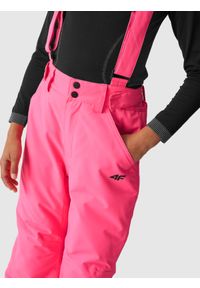 4F JUNIOR - Spodnie narciarskie z szelkami membrana 8000 dziewczęce - fuksja. Kolor: różowy. Materiał: materiał, tkanina, poliester, syntetyk. Sezon: zima. Sport: narciarstwo