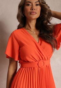Renee - Pomarańczowa Sukienka Plisowana z Paskiem i Kopertowym Dekoltem Azelea. Kolor: pomarańczowy. Materiał: materiał. Typ sukienki: kopertowe #5