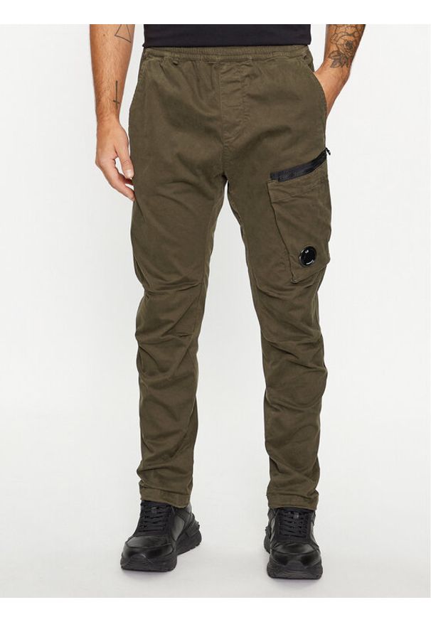 C.P. Company Spodnie materiałowe 15CMPA111A 005529G Zielony Regular Fit. Kolor: zielony. Materiał: bawełna, materiał