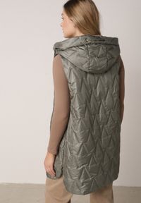 Born2be - Zielona Pikowana Kamizelka o Długim Kroju z Nieodpinanym Kapturem w Romby Dephice. Okazja: na co dzień. Typ kołnierza: kaptur. Kolor: zielony. Materiał: jeans, materiał. Długość: długie. Styl: casual, elegancki #6