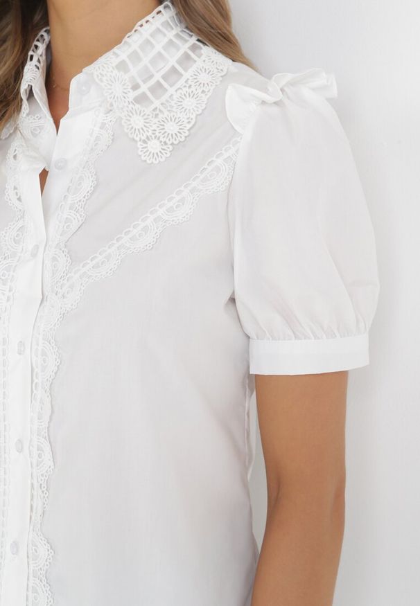 Born2be - Biała Koszula z Krótkim Rękawem i Koronkowymi Wstawkami Alija. Typ kołnierza: kołnierz z falbankami. Kolor: biały. Materiał: koronka. Długość rękawa: krótki rękaw. Długość: krótkie. Sezon: wiosna, lato